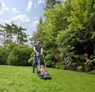 BLACK+DECKER Cortacésped 1000W