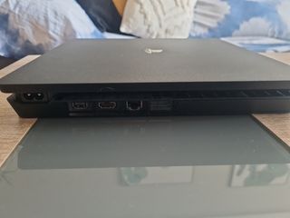 PS4 (PlayStation 4) negra - casi nueva