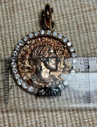 Colgante con dije de moneda de oro rosa circonitas