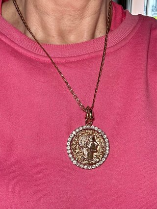 Colgante con dije de moneda de oro rosa circonitas