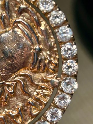 Colgante con dije de moneda de oro rosa circonitas