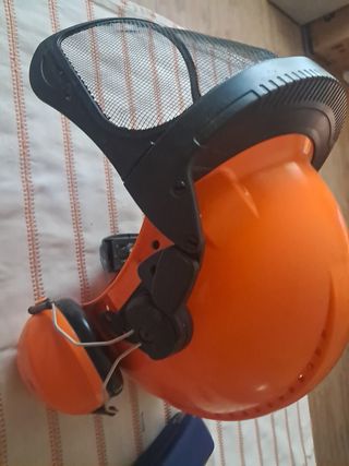 Casco 3M con protección auditiva y visor