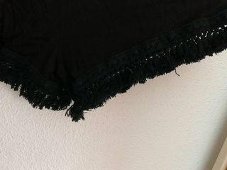 Mono corto negro con detalles en pierna