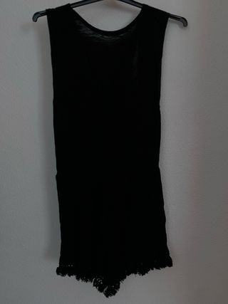 Mono corto negro con detalles en pierna