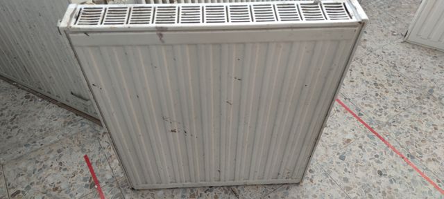 Radiador blanco de metal, creo q de aluminio