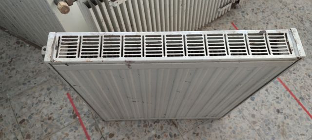 Radiador blanco de metal, creo q de aluminio