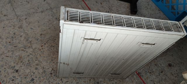 Radiador blanco de metal, creo q de aluminio