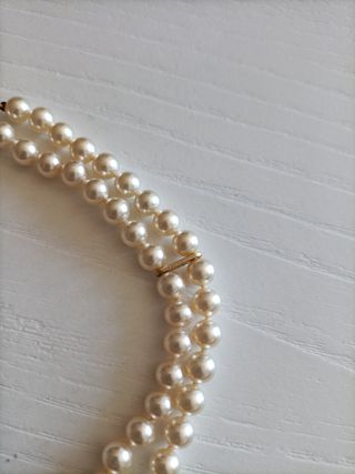 Pulsera con doble fila de perlas .