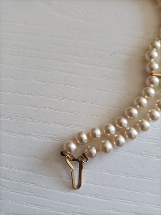 Pulsera con doble fila de perlas .