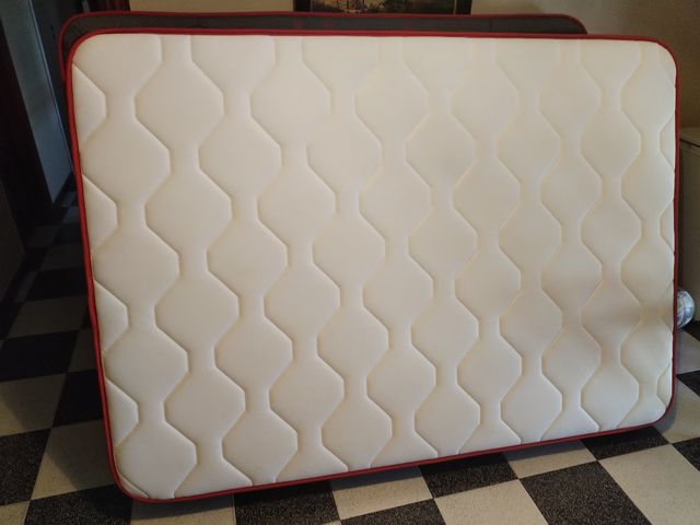 Colchón viscoelastico y base tapizada.