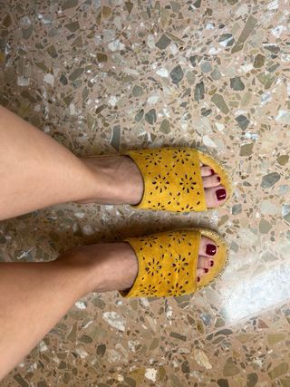 Sandalias planas amarillas