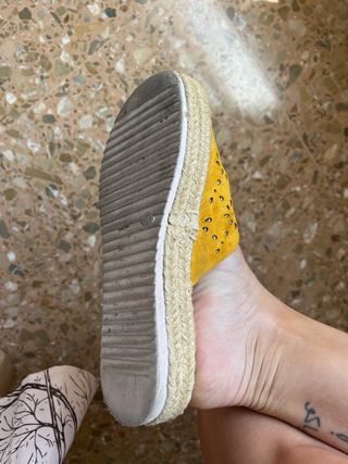 Sandalias planas amarillas