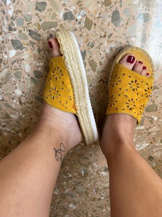 Sandalias planas amarillas