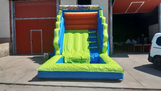 Tobogán acuático hinchable