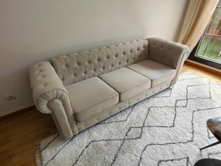 Sofá Chester 3 plazas tapizado en tela clara