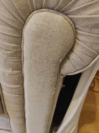 Sofá Chester 3 plazas tapizado en tela clara