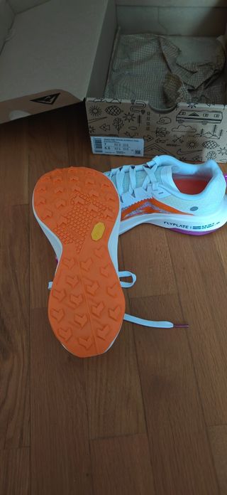 NIKE ZOOMX ULTRAFLY TRAIL, con placa carbono. 