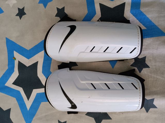 Espinilleras Nike (Futbol) - Blancas y Negras