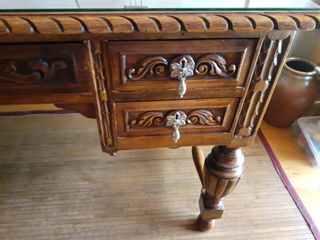 Mesa y librería antiguas de madera roble antiguas.