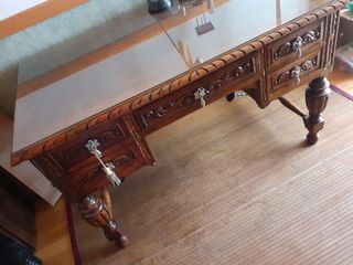 Mesa y librería antiguas de madera roble antiguas.