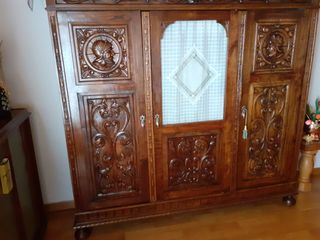 Mesa y librería antiguas de madera roble antiguas.