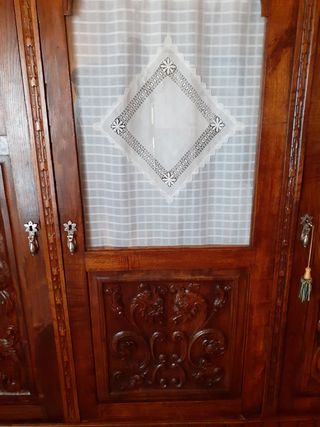 Mesa y librería antiguas de madera roble antiguas.