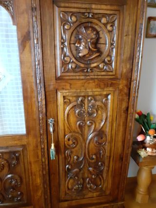 Mesa y librería antiguas de madera roble antiguas.