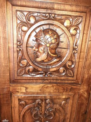 Mesa y librería antiguas de madera roble antiguas.