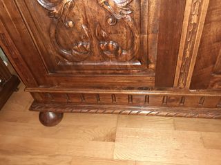 Mesa y librería antiguas de madera roble antiguas.