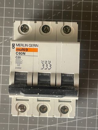 Conjunto de automáticos y diferencial Merlin Gerin