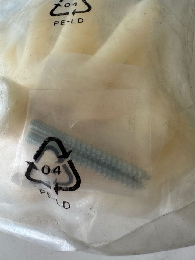 Perchas IKEA TJALLA azules y blancas