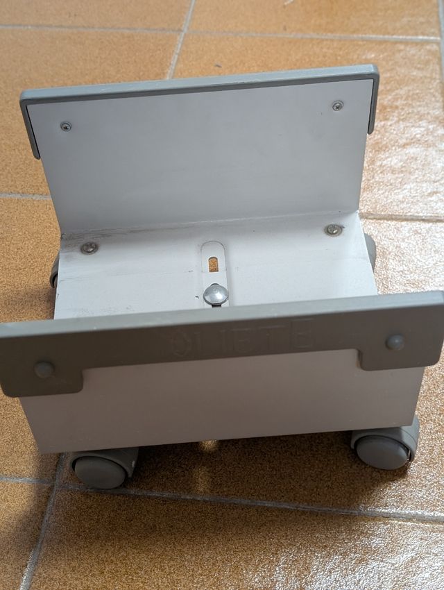 Soporte pc con ruedas