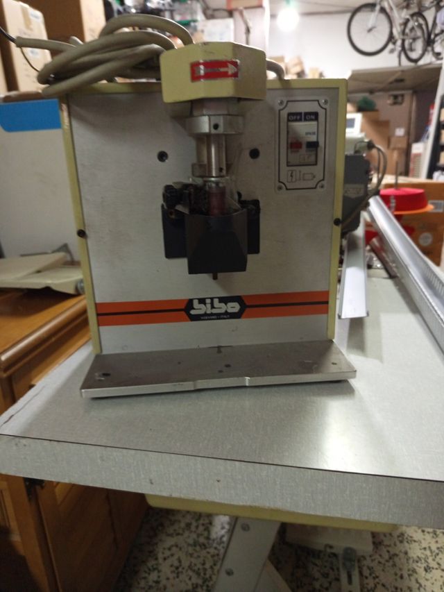 Máquina tintar cantos correas cuero