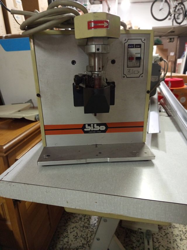 Máquina tintar cantos correas cuero