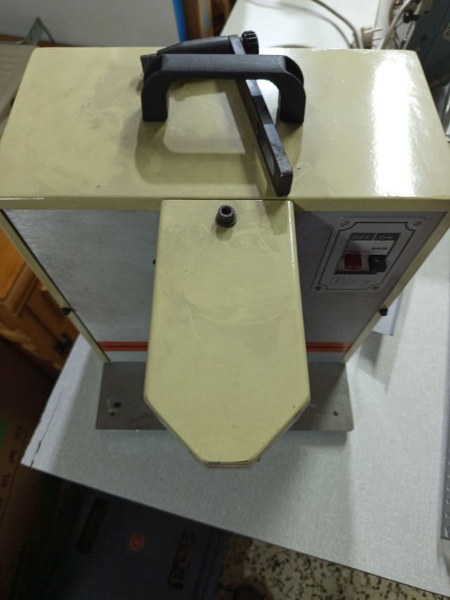 Máquina tintar cantos correas cuero