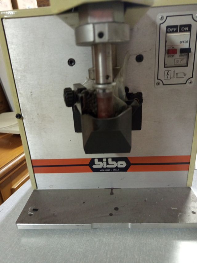 Máquina tintar cantos correas cuero