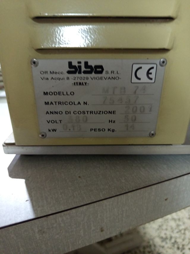 Máquina tintar cantos correas cuero