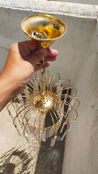 Lámpara vintage dorada con colgantes