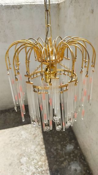 Lámpara vintage dorada con colgantes