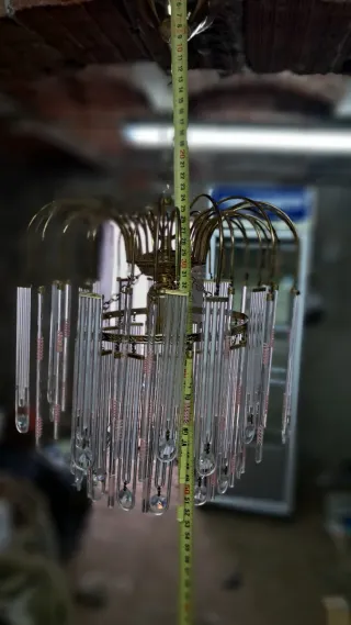 Lámpara vintage dorada con colgantes