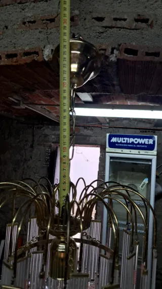 Lámpara vintage dorada con colgantes