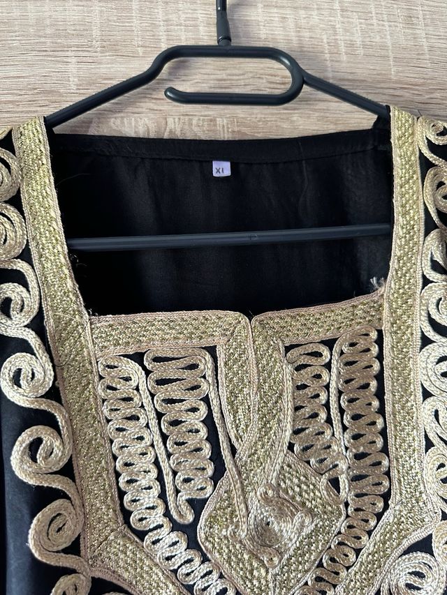 Chilaba negra con bordados dorados