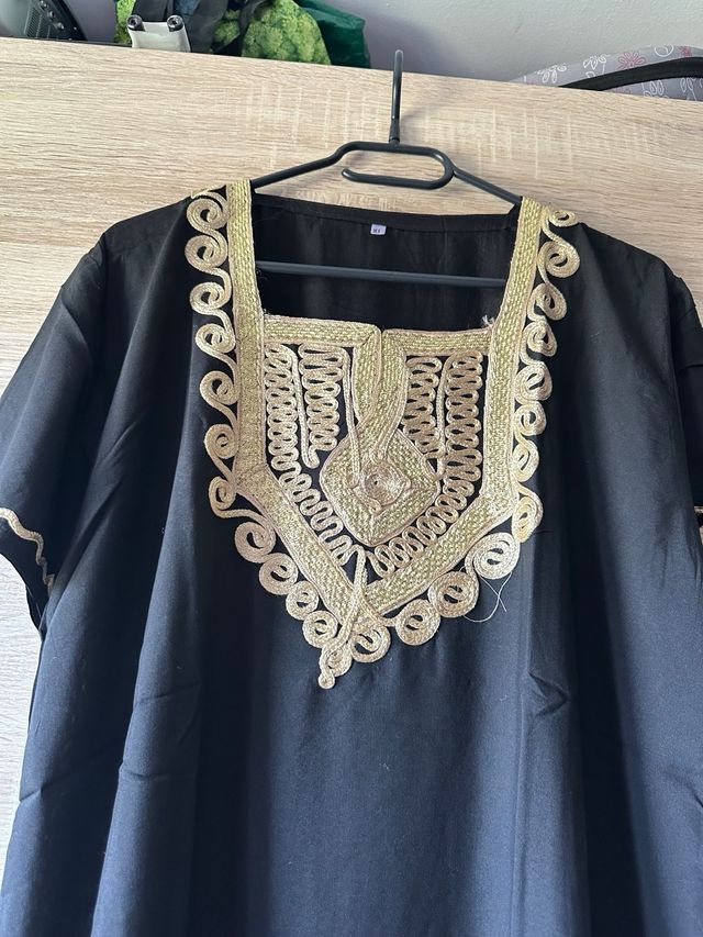 Chilaba negra con bordados dorados