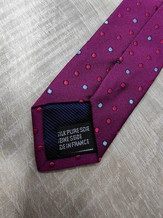 Corbata atelier F&B - Púrpura con lunares de seda