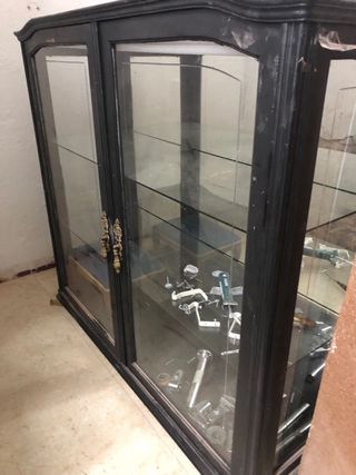 Vitrina antigua pintada negra con detalles dorados