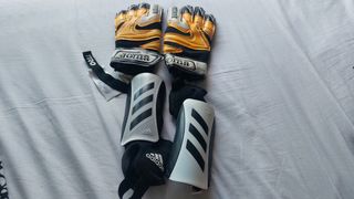 Guantes y canilleras fútbol Joma-Adidas