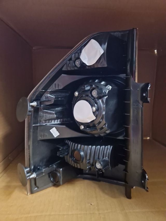 Piloto trasero MITSUBISHI NEW MONTERO pajero DEREC