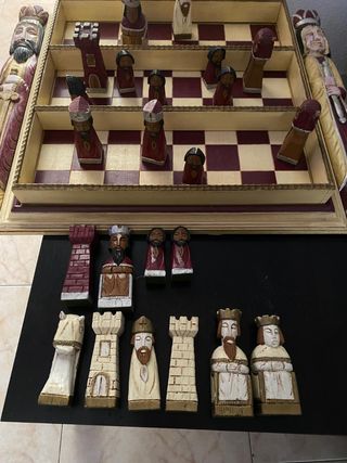 Scacchi antichi in legno intagliato a mano