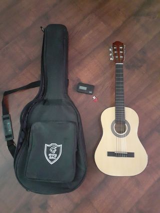 Guitarra clásica + Afinador Korg + funda y púas