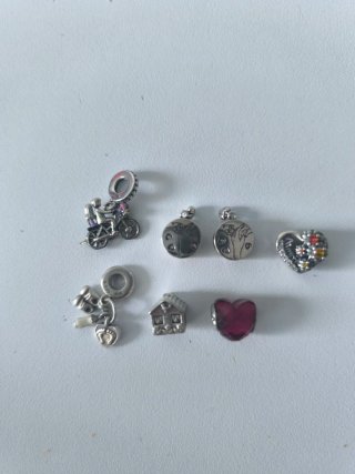 Charms Pandora rojos y plateados